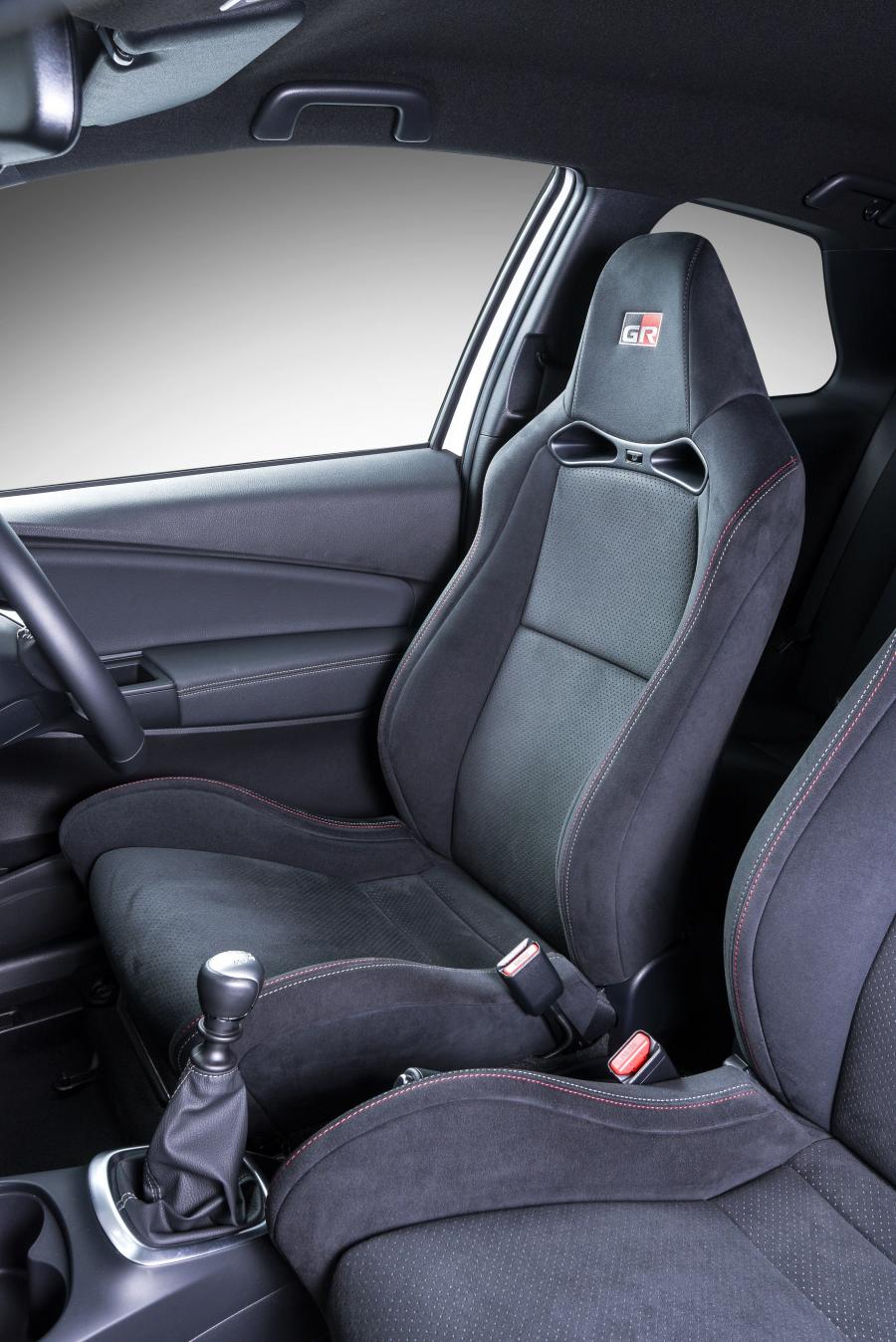 Интерьер Toyota Yaris GRMN 2018 года  (ZA) (фото 39 из 40)